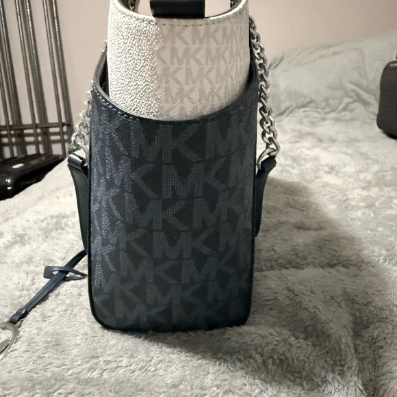 Michael Kors Blue and Cream Shoulder Bag - Picture 3 of 11